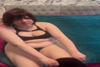 Franny probiert ihre neuen schwarzen Stiefel an