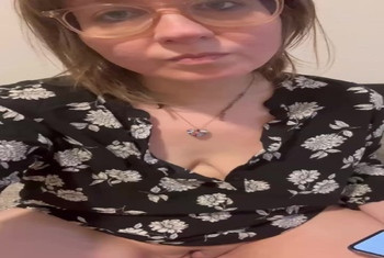 Geile Erotik Geschicht vorlesen und dabei schön an der muschi spielen