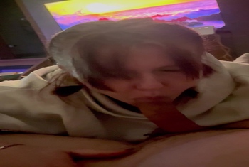 Berliner Schlampe auf den Knien am Saugen