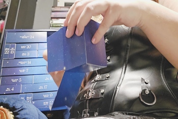 Liesas Fetisch-Adventskalender Türchen 6 – Masturbator-Ei um Sklavenschwanz am Andreaskreuz