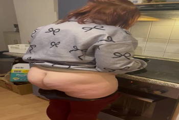 18jaehrige Berlinerin zeigt Arsch und macht gebrannte Mandeln