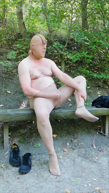 Heißes Wichsen in Strumpfhose auf Bank im Wald