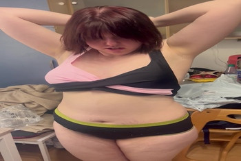 Franny probiert neue Unterwaesche an