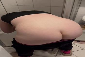 18jaehrige Berlinerin praesentiert prallen Arsch im Bad