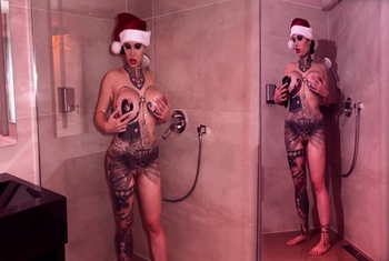 23. Adventskalender 2025 Weihnachtsfrau mit Dildo in Dusche